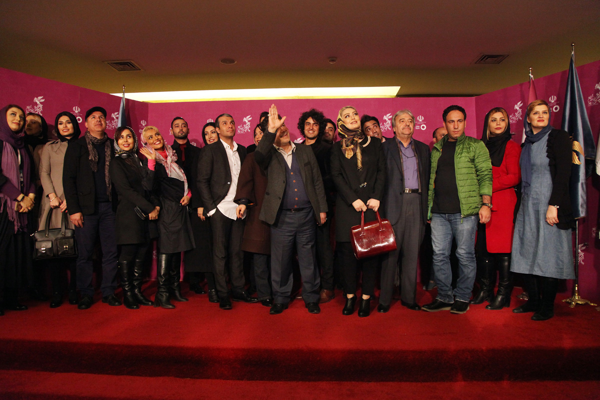 عبدالله علیخانی در فرش قرمز فیلم سینمایی آب‌نبات چوبی به همراه محمد‌حسین فرح‌بخش، هنگامه حمیدزاده و سحر قریشی