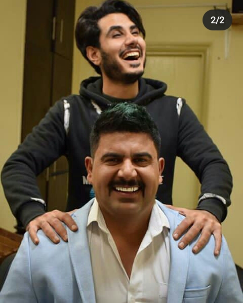 تصویری از سجاد پاکزاد، بازیگر و دستیار صحنه سینما و تلویزیون در حال بازیگری سر صحنه یکی از آثارش