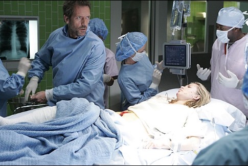 Mika Boorem در صحنه سریال تلویزیونی دکتر هاوس به همراه Hugh Laurie و عمر اپس