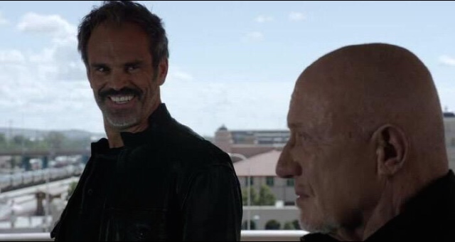 Steven Ogg در صحنه سریال تلویزیونی بهتره با سال تماس بگیری به همراه جاناتان بانکز