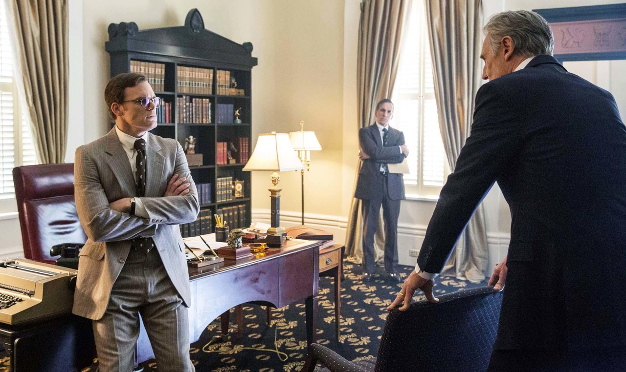 Michael C. Hall در صحنه فیلم سینمایی Mark Felt: The Man Who Brought Down the White House به همراه لیام نیسون
