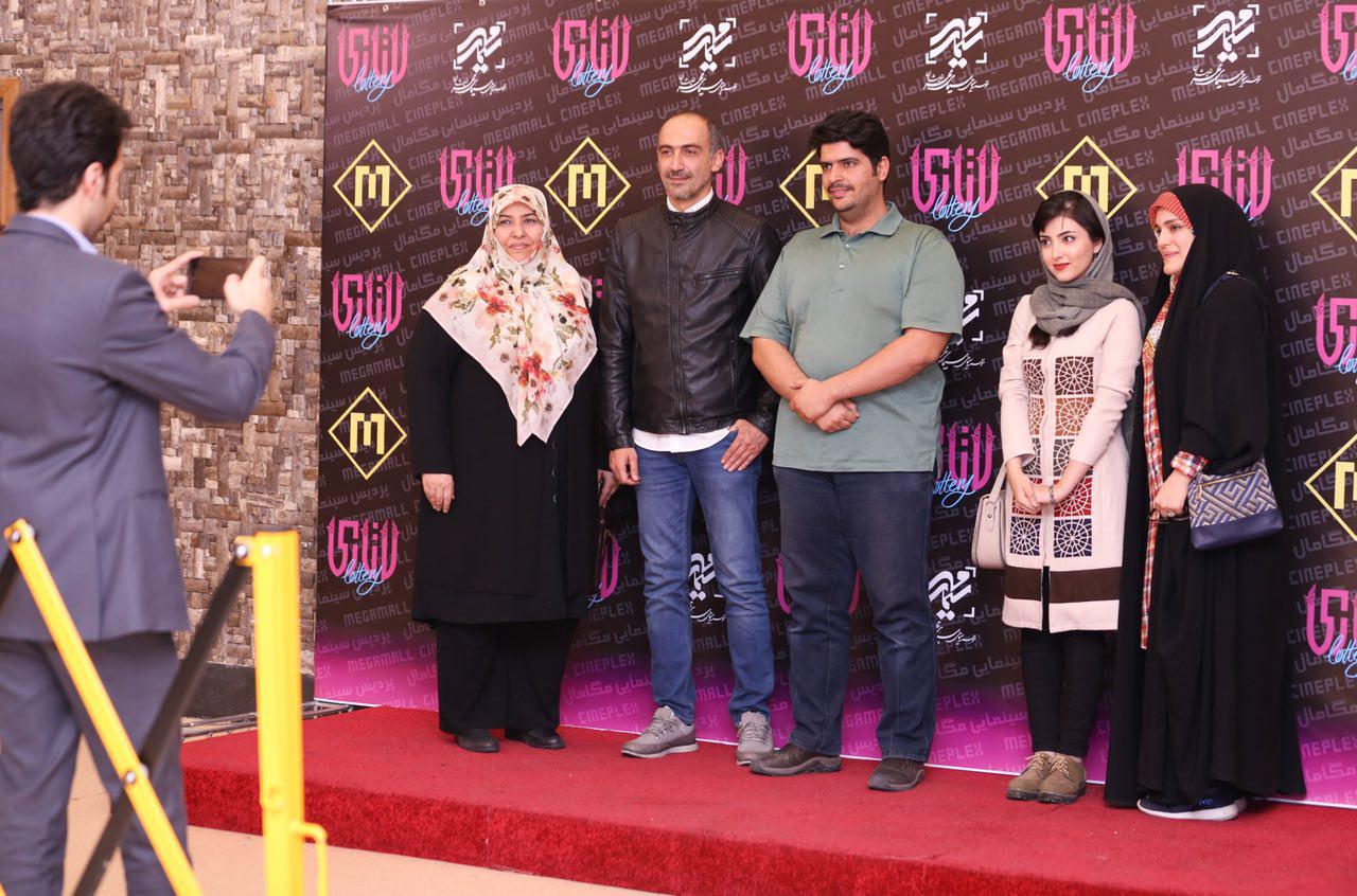 زیبا کرمعلی در اکران افتتاحیه فیلم سینمایی لاتاری به همراه هادی حجازی‌فر