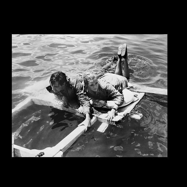 دیوید نیون در صحنه فیلم سینمایی The Extraordinary Seaman به همراه فی داناوی