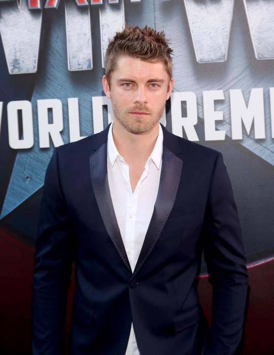 Luke Mitchell در صحنه فیلم سینمایی کاپیتان آمریکا: جنگ داخلی