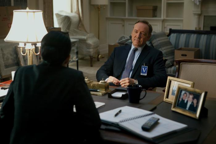 Larry Pine در صحنه سریال تلویزیونی خانه پوشالی به همراه کوین اسپیسی