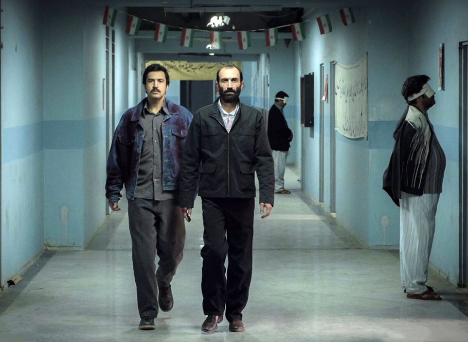 هادی حجازی‌فر در صحنه فیلم سینمایی ماجرای نیمروز به همراه مهرداد صدیقیان