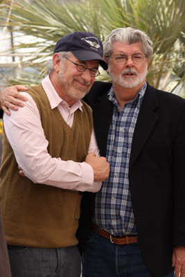 جرج لوکاس در صحنه فیلم سینمایی ایندیانا جونز و قلمرو جمجمه بلورین به همراه استیون اسپیلبرگ