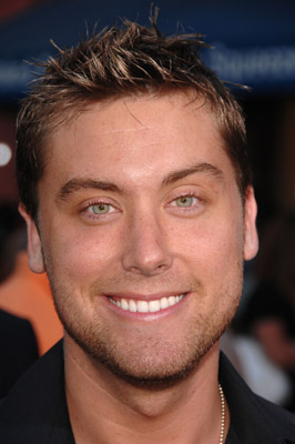 Lance Bass در صحنه فیلم سینمایی اکنون شما را چاک و لری اعلام می کنم