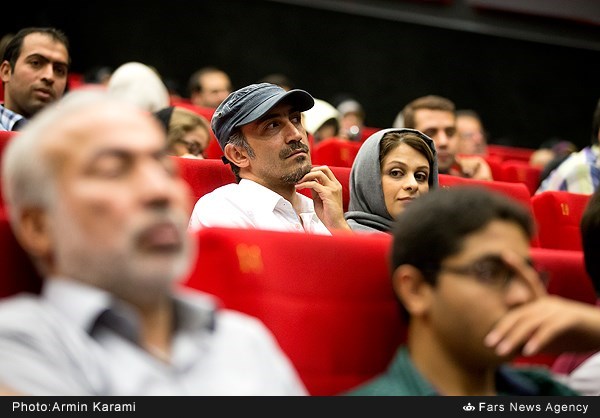 هادی حجازی‌فر در اکران افتتاحیه فیلم سینمایی ایستاده در‌ غبار