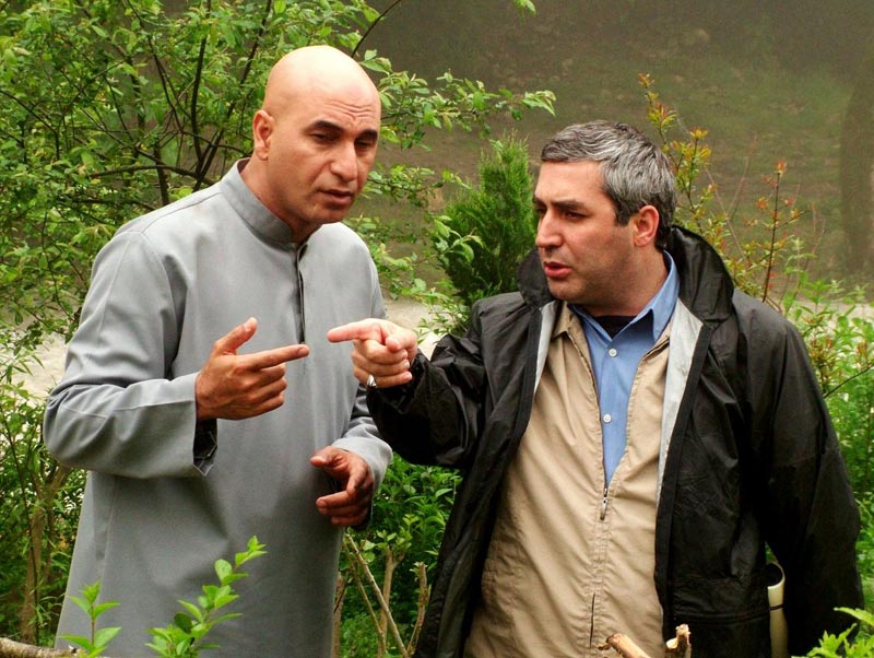 حمید فرخ‌نژاد در پشت صحنه سریال تلویزیونی حلقه سبز به همراه ابراهیم حاتمی‌کیا