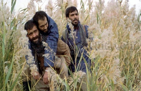 تصویری از علیرضا حیدری، بازیگر و منشی صحنه سینما و تلویزیون در حال بازیگری سر صحنه یکی از آثارش