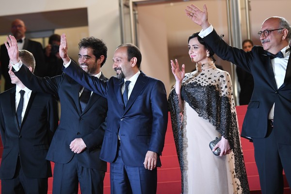 سید‌شهاب حسینی در فرش قرمز فیلم سینمایی فروشنده به همراه بابک کریمی، ترانه علیدوستی و اصغر فرهادی