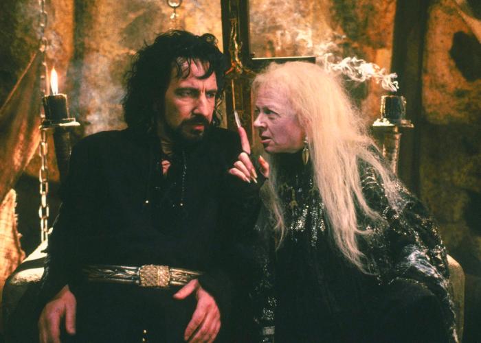 آلن ریکمن در صحنه فیلم سینمایی رابین هود: شاهزاده دزدان به همراه Geraldine McEwan
