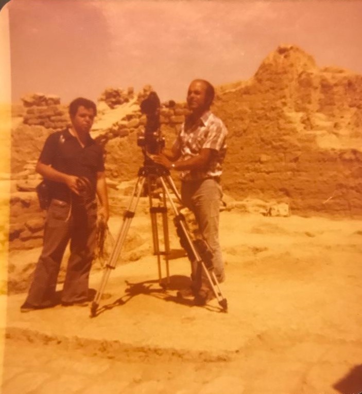 تصویری از مهران چراغعلی، بازیگر و مدیر فیلم برداری سینما و تلویزیون در حال بازیگری سر صحنه یکی از آثارش
