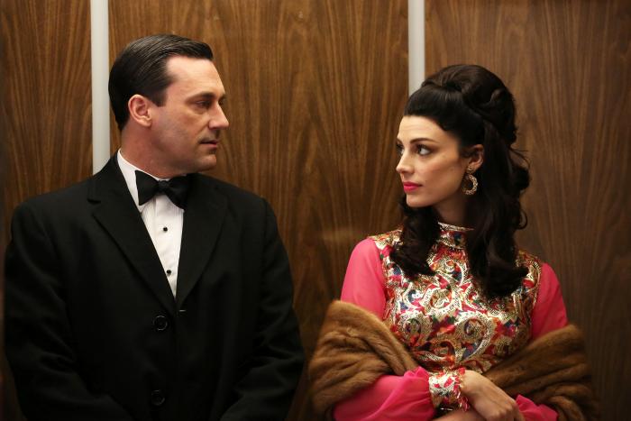 Jessica Paré در صحنه سریال تلویزیونی مردان مد به همراه Jon Hamm