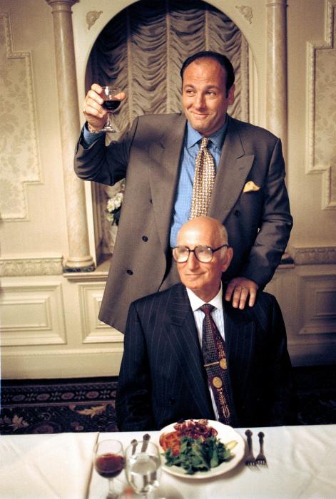 Dominic Chianese در صحنه سریال تلویزیونی سوپرانوز به همراه James Gandolfini