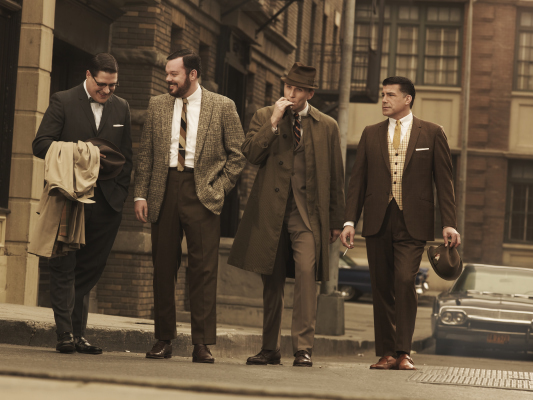 Bryan Batt در صحنه سریال تلویزیونی مردان مد به همراه Rich Sommer، Aaron Staton و Michael Gladis