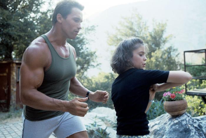 Alyssa Milano در صحنه فیلم سینمایی کماندو به همراه آرنولد شوارتزنگر