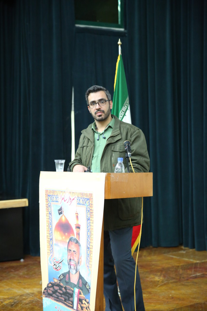 تصویری از سلمان امیری، بازیگر و روابط عمومی سینما و تلویزیون در حال بازیگری سر صحنه یکی از آثارش