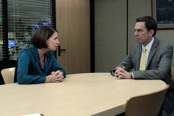 Maura Tierney در صحنه سریال تلویزیونی اداره به همراه اد هلمز