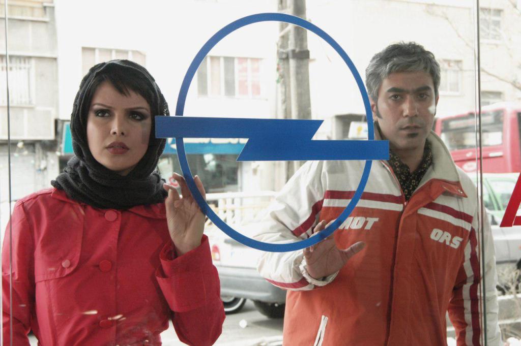 آزاده مهدی‌زاده در صحنه فیلم سینمایی دوازده صندلی