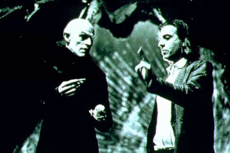 E. Elias Merhige در صحنه فیلم سینمایی Shadow of the Vampire به همراه ویلم دفو