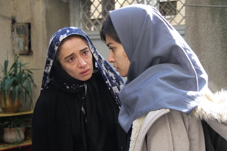 پانته‌آ پناهی‌ها در صحنه فیلم سینمایی لاک‌ قرمز به همراه پردیس احمدیه
