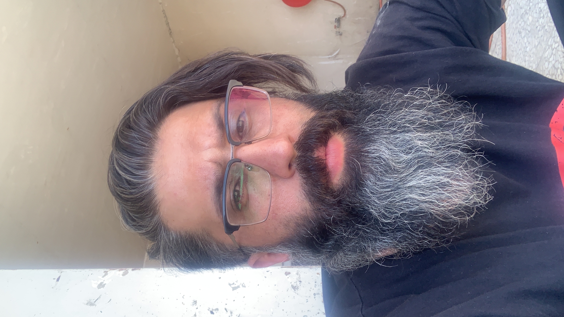 تصویری از حمیدرضا مهرابی، چهره‌پرداز سینما و تلویزیون در حال بازیگری سر صحنه یکی از آثارش