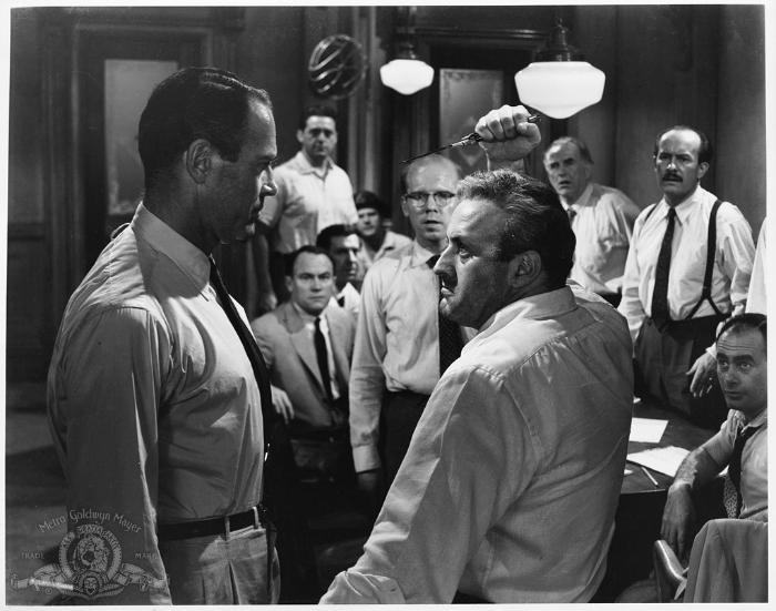 ادوارد بینز در صحنه فیلم سینمایی 12 مرد خشمگین به همراه جک کلاگمن، جورج واسکوچ، ای. جی. مارشال، لی جی. کاب، هنری فوندا، مارتین بالسام و جان فیدلر