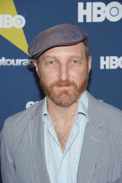 Jonathan Ames در صحنه سریال تلویزیونی همراهان