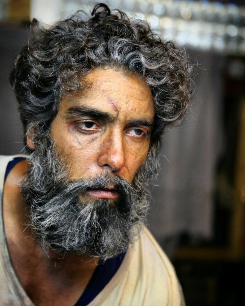 تصویری از علی یعقوبی، بازیگر و دستیار لباس سینما و تلویزیون در حال بازیگری سر صحنه یکی از آثارش
