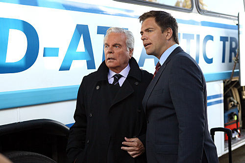 Robert Wagner در صحنه سریال تلویزیونی ان سی آی اس: سرویس تحقیقات جنایی نیروی دریایی به همراه Michael Weatherly