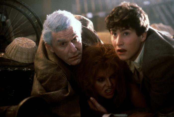 William Ragsdale در صحنه فیلم سینمایی شب وحشت به همراه Roddy McDowall و Amanda Bearse