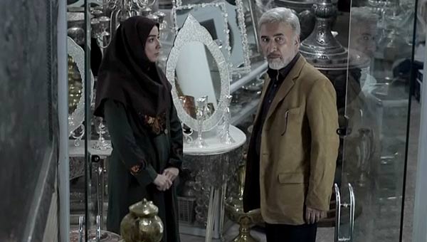 سارا نازپرور صوفیانی در صحنه سریال تلویزیونی مرد نقره‌ای به همراه سعید نیک‌پور
