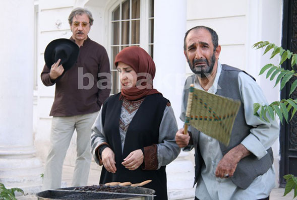 مسعود رایگان در صحنه سریال تلویزیونی شمس‌العماره به همراه مرجانه گلچین و فرهاد آئیش