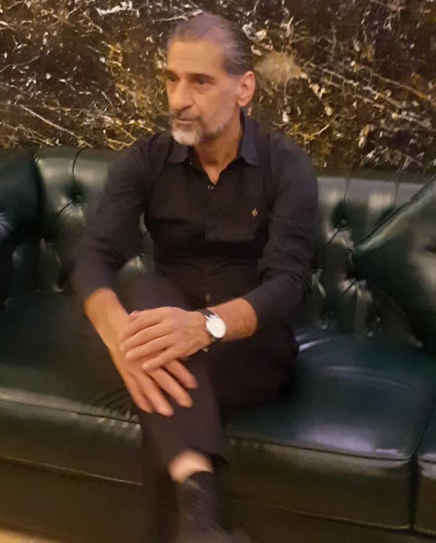 تصویری از علی ذاکری، بازیگر سینما و تلویزیون در پشت صحنه یکی از آثارش