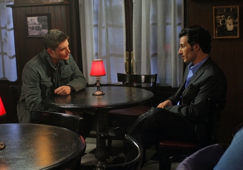 Hal Ozsan در صحنه سریال تلویزیونی ماوراء  طبیعی به همراه Jensen Ackles