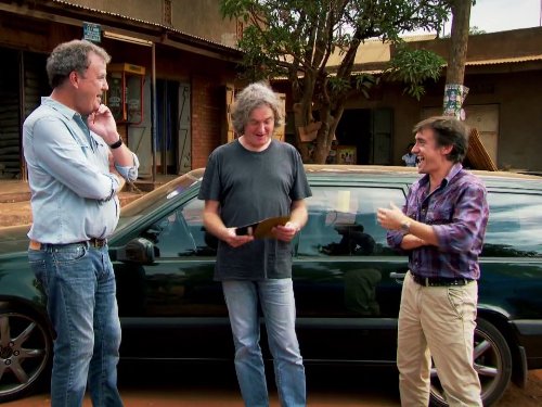 Jeremy Clarkson در صحنه سریال تلویزیونی تخت گاز به همراه James May و Richard Hammond