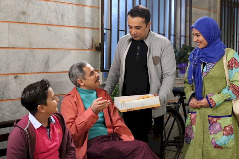 سمانه پاکدل در صحنه سریال تلویزیونی همسایه‌ها به همراه سید جواد رضویان و سپند امیرسلیمانی