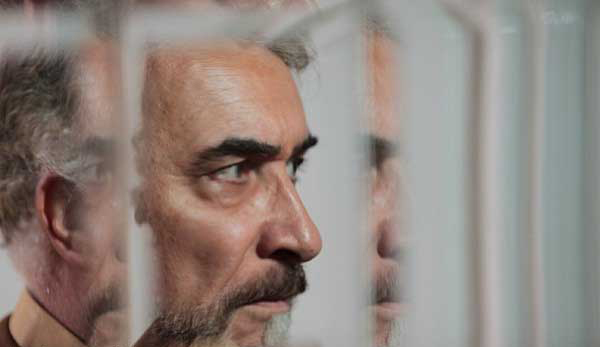 سعید نیک‌پور در صحنه سریال تلویزیونی مرد نقره‌ای
