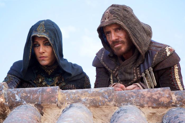 آریان لابد در صحنه فیلم سینمایی Assassin's Creed به همراه مایکل فاسبندر