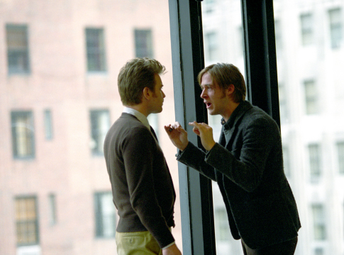 رایان گاسلینگ در صحنه فیلم سینمایی بمان به همراه ایوان مک گرگور