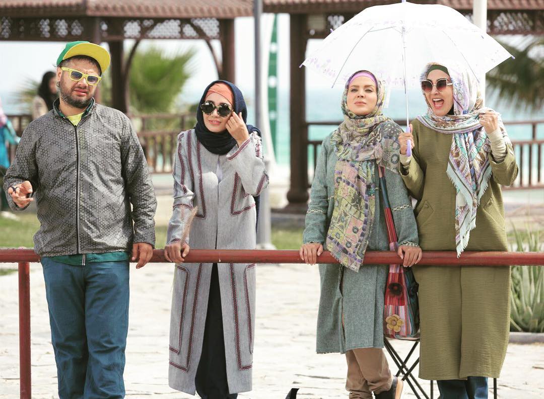 سولماز آقمقانی در صحنه سریال تلویزیونی تعطیلات رویایی به همراه خاطره حاتمی، علی صادقی و مریم معصومی