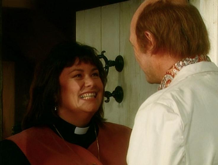 Dawn French در صحنه سریال تلویزیونی The Vicar of Dibley به همراه Philip Whitchurch
