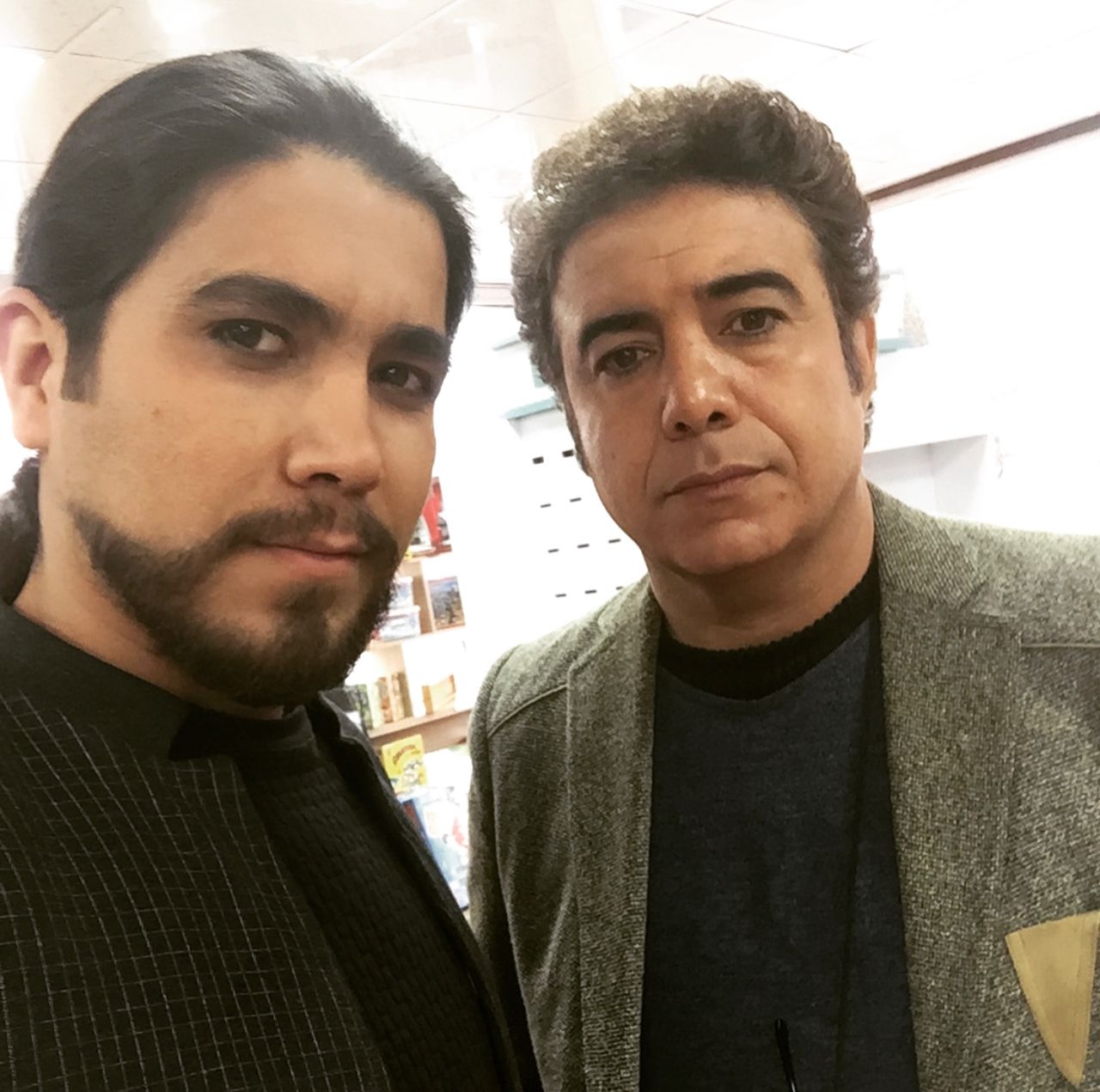 تصویری از محبوب محمودی، بازیگر سینما و تلویزیون در پشت صحنه یکی از آثارش