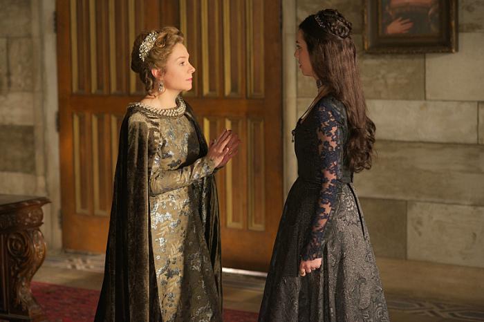 Megan Follows در صحنه سریال تلویزیونی سلطنت به همراه Adelaide Kane