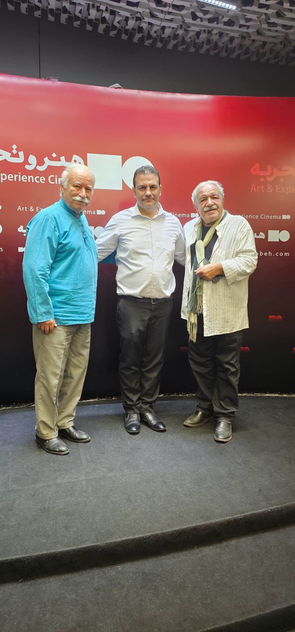 تصویری از مهدی حدادی، بازیگر سینما و تلویزیون در پشت صحنه یکی از آثارش