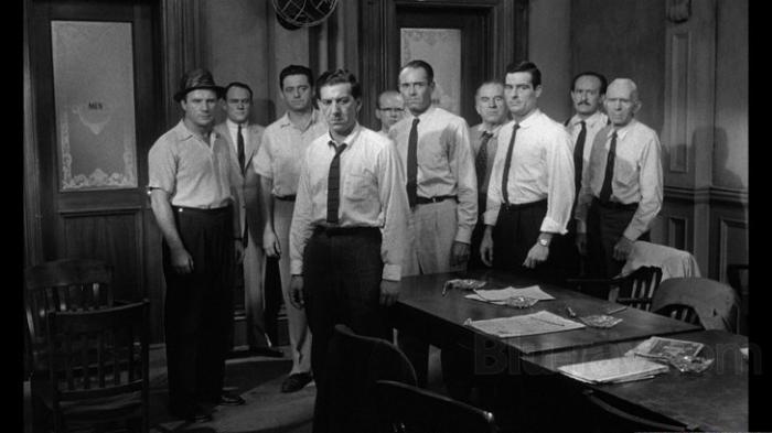 ادوارد بینز در صحنه فیلم سینمایی 12 مرد خشمگین به همراه جک کلاگمن، جک واردن، ای. جی. مارشال، لی جی. کاب، هنری فوندا، مارتین بالسام و جان فیدلر