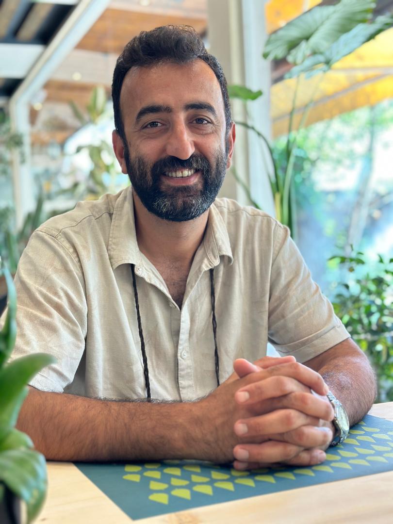 تصویری از مهران بستانی، دستیار صحنه و طراح صحنه سینما و تلویزیون در پشت صحنه یکی از آثارش