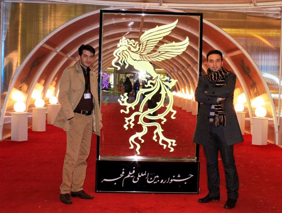 تصویری از مهران ده نمکی، عنوان‌بندی (تیتراژ) و تصاویر هوایی سینما و تلویزیون در حال بازیگری سر صحنه یکی از آثارش